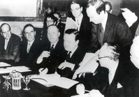 Hermann Josef Abs unterzeichnet das Londoner Schuldenabkommen am 27. Februar 1953