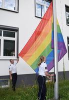 PD Kinzel und PR'in Vieth beim Hissen der Regenbogenfahne Bild: Polizei