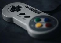 Super-Nintendo-Controller: Retro-Gaming populär.