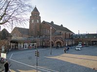 Gießen: Empfangsgebäude und Bahnhofsvorplatz (Februar 2015)