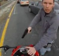 Polizist in Zivil: Keine Freude über YouTube-Video. Bild: youtube.com