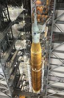SLS mit Orion-Kapsel im Vehicle Assembly Building im März 2022