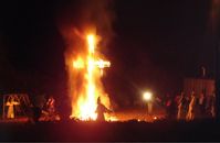 Brennendes Kreuz als markantes Symbol des Klans (2005)