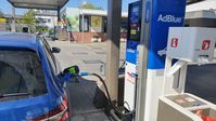 Diesel-PKW an einer AdBlue-Zapfsäule