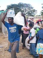 Vor einem provisorischen Alltag müssen Haitis Tote geborgen werden. Bild: www.jugendeinewelt.at