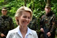 Ursula von der Leyen mit Bundeswehrsoldaten (2014)