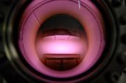 Kapazitiv gekoppeltes Hochfrequenz-Plasma im Experiment. Bild: Ruhr-Universität