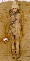 Die „Schöne von Xiaohe“: Eine etwa 4000 Jahre alte Mumie einer Frau aus dem westlichen China.
Quelle: Y. Liu, Y. Yang (idw)