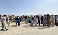 Afghanen, die ihr Land nach der Machtübernahme der Taliban verlassen wollen, versammeln sich am 19. August 2021 auf dem Flughafen von Kabul Bild: MTI/Magyar Nemzet/UM/Eigenes Werk