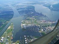 Flugansicht des Hafens von Antwerpen. Bild: Wwuyts / wikipedia.org