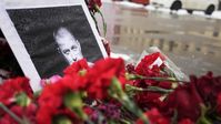 Blumen am Ort der Ermordung des Kriegsberichterstatters Wladlen Tatarski in Sankt Petersburg, Aufnahme vom 3. April. 2023 Bild: Sputnik / Alexei Danitschew