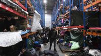 Migranten in einer provisorischen Unterkunft in einem Logistikzentrum in der weißrussischen Stadt Brusgi Bild: Sputnik / Wiktor Tolotschko