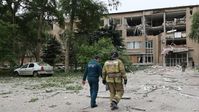 Mitarbeiter des Katastrophenschutzes vor dem Gebäude des Forschungsinstituts in Donezk. Am 26. Mai wurde es durch den ukrainischen Beschuss beschädigt. Bild: Sputnik / Sergei Awerin