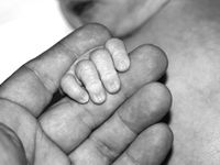 Weltweit sterben weniger Frauen bei der Geburt. Bild: aboutpixel.de/Volker Loschek
