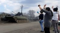 Bewohnerinnen des Gebietes Charkow begrüßen die russischen Truppen, Aufnahme vom 22. April 2022. Bild: Sputnik / Pressedienst des Verteidigungsministeriums der russischen Föderation