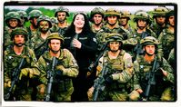 Vjosa Osmani posiert am 28. Mai 2021 mit Soldaten nach der von den USA geleiteten multinationalen Militärübung "Defender Europe 21" im kosovarischen Dorf Deva.
