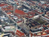 Luftbild der Münchner Innenstadt mit Marienplatz, Neuem Rathaus und Liebfrauendom (2009)