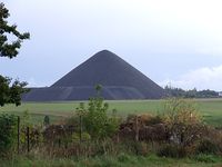 Spuren des Kupferschieferbergbaus im Mansfelder Land: Halde des Ernst-Thälmann-Schachtes bei Siersleben.