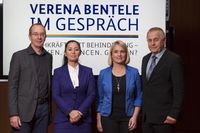 Verena Bentele im Gespraech zum Thema Fachkraefte mit Behinderung am 01122014 in Berlin. V.l.n.r. Martin Keune, Zitrusblau GmbH, Aynur Boldaz-Özdemir, Forever Clean GmbH, Verena Bentele, Bild: "obs/Beauftragte der Bundesregierung  für die Belange behinderter Menschen/Henning Schacht"