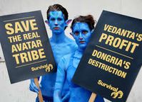 Zwei Na'vi protestierten vor der Aktionärsversammlung von Vedanta. Bild: Survival