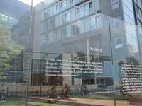 Artikel 8 des Grundgesetzes - eine Arbeit von Dani Karavan an den Glasscheiben zur Spreeseite beim Jakob-Kaiser-Haus des Bundestages in Berlin