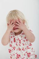 Kind: Täusch-Spiele mit Eltern fördern Fähigkeiten. Bild: redsheep/pixelio.de