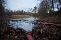 Im Rantzauer Forstweg in Norderstedt musste einem öffentlichen Gewässer wieder ausreichend Wasser zugeführt werden. Bild: Feuerwehr