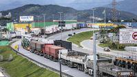 Auf dem Bild: Unterschtützer von Jair Bolsonaro blockieren mit ihren LKWs eine Autobahn in Brasilien, der 31. Oktober 2022