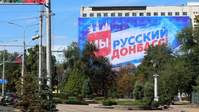 Ein Transparent mit der Aufschrift "Wir sind der russische Donbass" an einem Gebäude in Donezk (Archivbild/Screenshot RIA Nowosti) Bild: РИА Новости / Сергей Аверин / http://visualrian.ru/images/item/6646455 / Sputnik