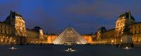 Der Louvre mit der Pyramide im Mittelpunkt.