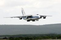 Antonow 124 im Landeanflug