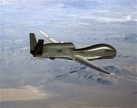 Die Global Hawk ist ein hochfliegendes (fast 20 km Höhe), ausdauerndes (bis zu 40 Stunden) Aufklärungsflugzeug, das autonom (unbemannt) und satellitengestützt weltweit Missionen fliegen kann.