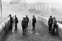 "Die Brücke": Kurz vor Ende des Zweiten Weltkriegs erhalten Oberschüler den militärisch sinnlosen Auftrag, eine Brücke in ihrem Heimatort zu verteidigen.Bild: ZDF und MDR/Degeto Fotograf: 3sat