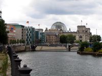 Die Spree mit Reichstagsgebäude und ARD-Hauptstadtstudio