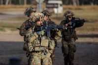 In kleinen Trupps gehen die Soldaten vom Fallschirmjägerregiment 26 bei ihrem Angriff vor / Weiterer Text über ots und www.presseportal.de/nr/127975 / Die Verwendung dieses Bildes für redaktionelle Zwecke ist unter Beachtung aller mitgeteilten Nutzungsbedingungen zulässig und dann auch honorarfrei. Veröffentlichung ausschließlich mit Bildrechte-Hinweis. Bildrechte: Bundeswehr/Marco Dorow Fotograf: Marco Dorow