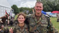 Marschgruppenführerin Feldwebel Johanna mit ihrem Vorgänger Stabsfeldwebel Pit, der dieses Mal ihr Stellvertreter bei den "Panzergrenadieren 212" aus Augustdorf war. / Weiterer Text über ots und www.presseportal.de/nr/179237 / Die Verwendung dieses Bildes für redaktionelle Zwecke ist unter Beachtung aller mitgeteilten Nutzungsbedingungen zulässig und dann auch honorarfrei. Veröffentlichung ausschließlich mit Bildrechte-Hinweis. Bildrechte: Bundeswehr Fotograf: Johanna und Pit