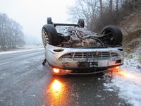 Auf der L 707 geriet der Fahrer dieses Kleinwagen ins Schleudern und überschlug sich. Bild: Polizei MK