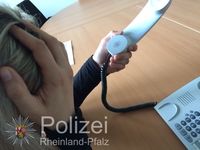 Falsche Polizisten überall: Die Opfer solcher Betrüger fühlen sich häufig in die Enge getrieben.