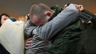 Ein aus ukrainischer Gefangenschaft entlassener Soldat bei einem Treffen mit seinen Angehörigen (Archivbild) Bild: Alexei Maischew / Sputnik