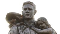 Detail der Skulptur "Der Befreier" im Treptower Park