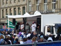 Salafistenversammlung 2011 in Koblenz, mit den bekannten Konvertiten Pierre Vogel und Bilal Philips als Redner.