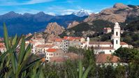 Kleine alte Dörfer wie Piana sind typisch für Korsika. Durch die schwer zugänglichen Berge liegen sie oft weit voneinander entfernt Bild: "obs/ZDF"