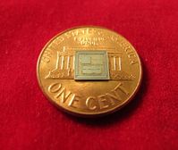 Chip auf Cent: Winzling hat großen Nutzen. Bild: darpa.mil