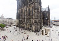 Blick auf einen Großteil der Domplatte und das Hauptportal des Doms (2013)