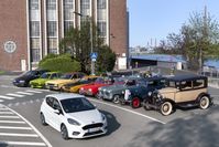 Ford-Werkjubiläum: Vor 90 Jahren beginnt Kölner Erfolgsgeschichte mit der Grundsteinlegung der Ford-Werke / Neun Meilensteine aus neun Jahrzehnten Ford in Köln: Der jüngste Spross der Kölner Ford Familie, der Ford Fiesta EcoBoost Hybrid, fährt vorbei an seinen automobilen Ahnen - dem Ford A Modell, Ford "Köln" (Modell Y), "Weltkugel-Taunus", "Badewannen-Taunus", Capri I, Granada I, Fiesta I und Scorpio I (v.re.n.li.). / Weiterer Text über ots und www.presseportal.de/nr/6955 / Die Verwendung dieses Bildes ist für redaktionelle Zwecke honorarfrei. Veröffentlichung bitte unter Quellenangabe: "obs/Ford-Werke GmbH/Friedrich Stark"