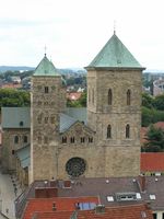 Osnabrücker Dom, mit ungleichen Westtürmen, rechts der gotische Südturm mit dem Glockengeläut, links der romanische Nordturm