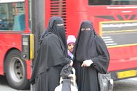 Niqabs mit Stirnband, deren zusätzliche Lagen nach oben geklappt sind