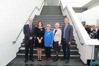 Im Bild v.l.n.r.: Dr. Frank Stollmann (Gesundheitsministerium), Prof. Dr. Nicola Bauer, Prof. Dr. Rainhild Schäfers, Prof. Dr. Anne Friedrichs und Arndt Winterer (LZG.NRW).
Quelle: Foto: hsg Bochum (idw)