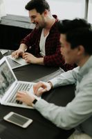 Männer an Laptops (Symbolbild)