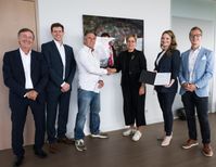 (v.l.n.r.): Thomas Tochtermann (Chairman of the Board, matterr), Benjamin Rump, (COO, matterr), Wolfgang K. Hoever (Stifter/ Vorstand, cooldown°earth), Mona Neubaur (Ministerin für Wirtschaft, Industrie, Klimaschutz und Energie des Landes Nordrhein-Westfalen), Melanie Hackler (CEO, matterr), Jan Rückold (Head of Finance, matterr) (2025) Bild: cooldown°earth foundation Fotograf: cooldown°earth foundation